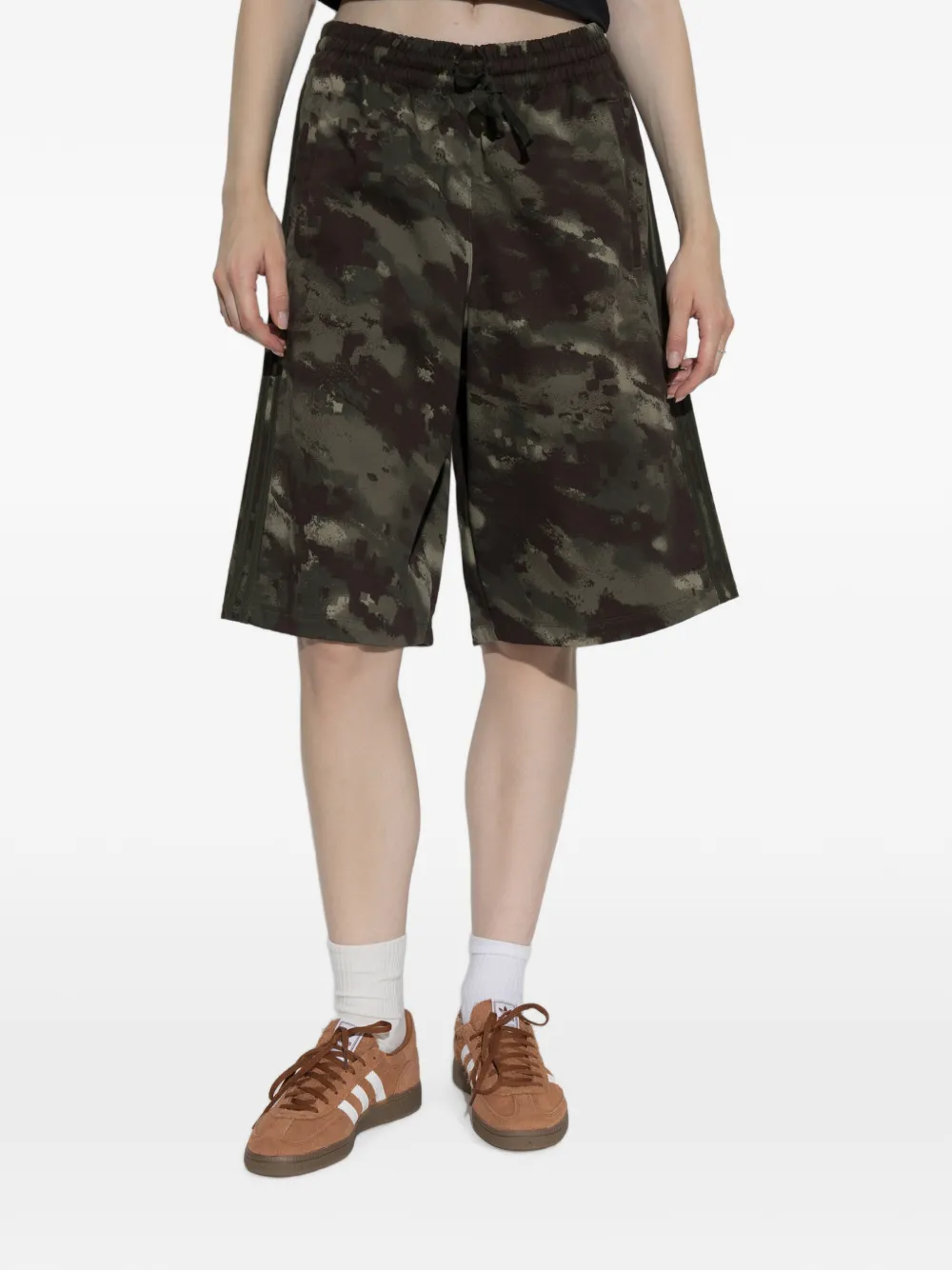 adidas camouflage-print logo-embroidered shorts Groen