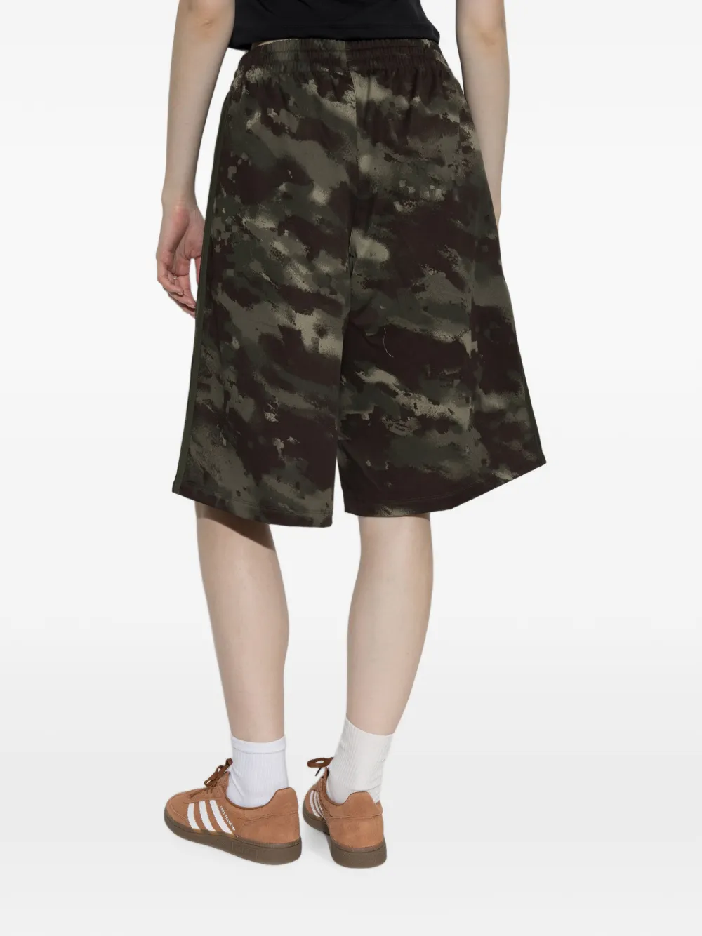 adidas camouflage-print logo-embroidered shorts Groen