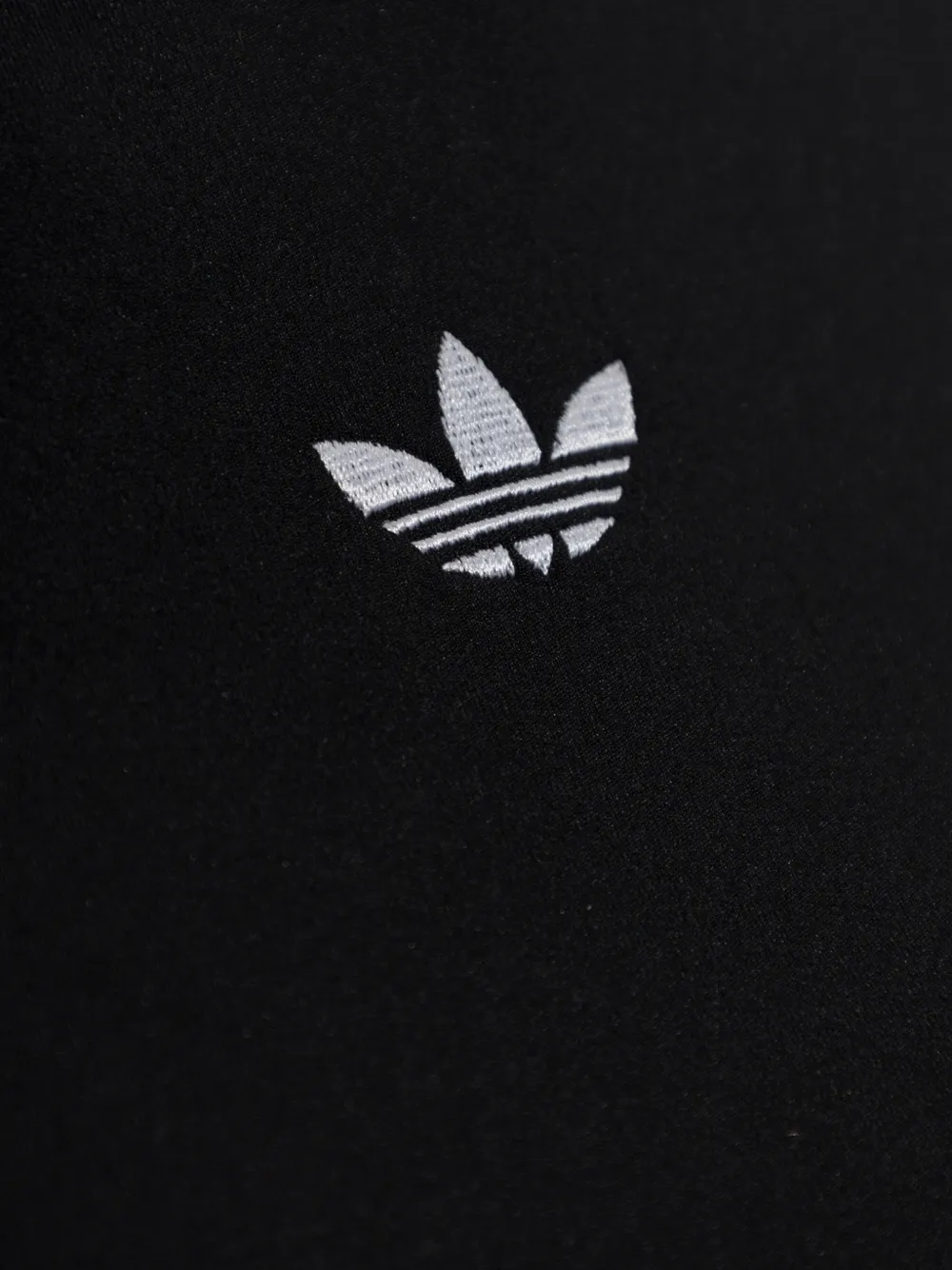 adidas logo-embroidered T-shirt Zwart