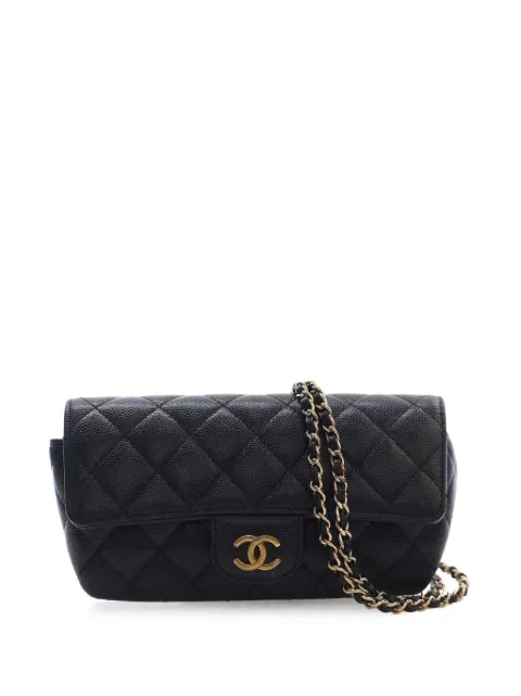 CHANEL Pre-Owned bolsa crossbody Sunglasses Case with Chain de piel caviar capitonada con logo CC 2021
