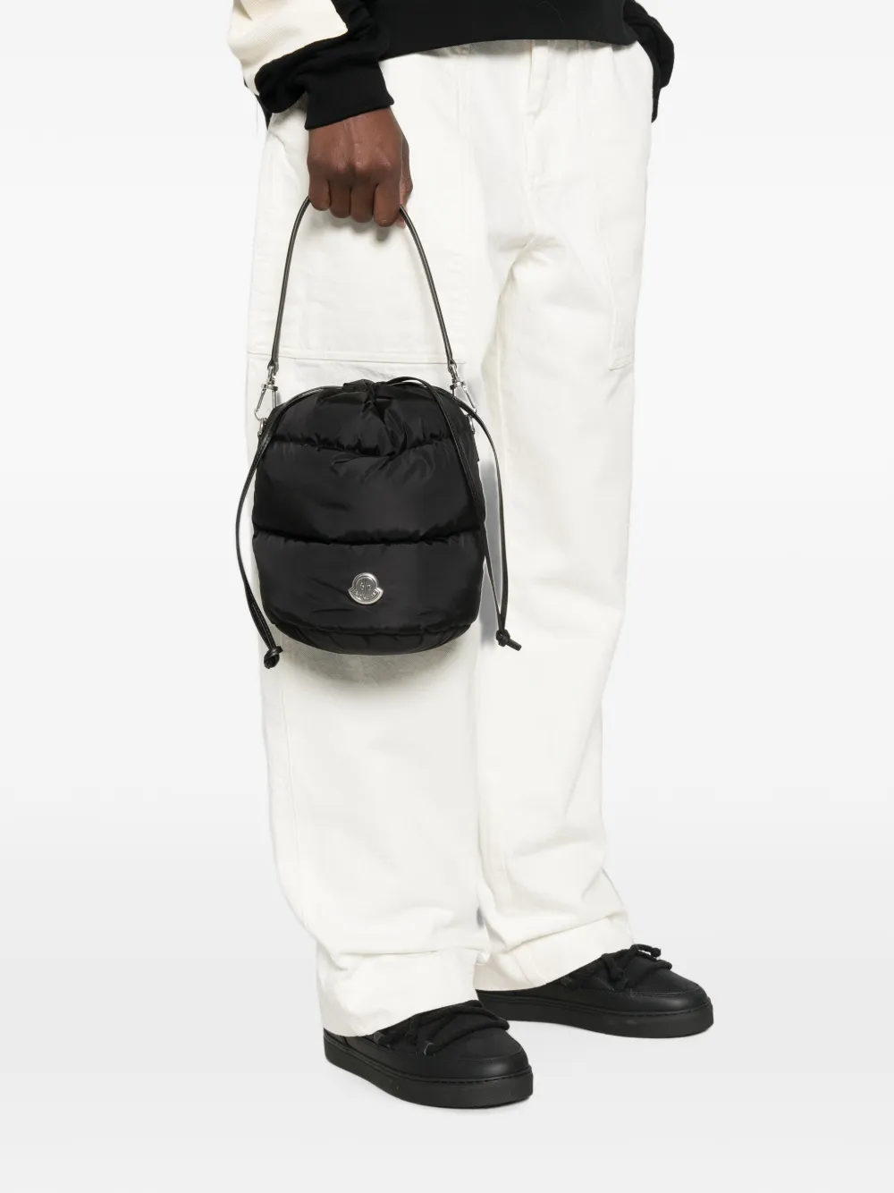 Moncler Caradoc gewatteerde bucket-tas met trekkoord Zwart