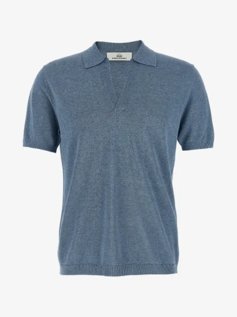 Riviera playera tipo polo con cuello abierto
