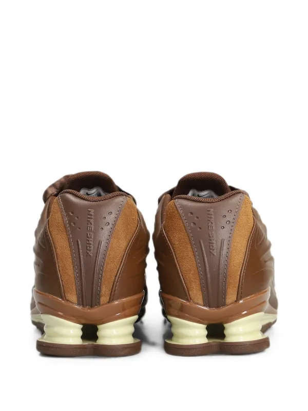 Nike Shox R4 スニーカー | ブラウン | FARFETCH JP