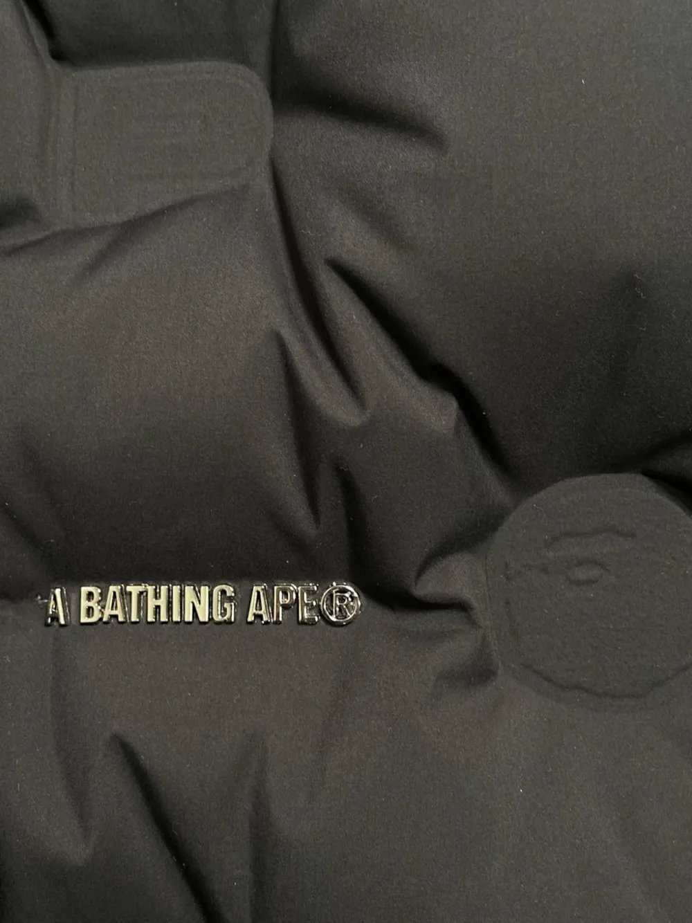 A BATHING APE Donsjack met monogram 700-reliëf Zwart