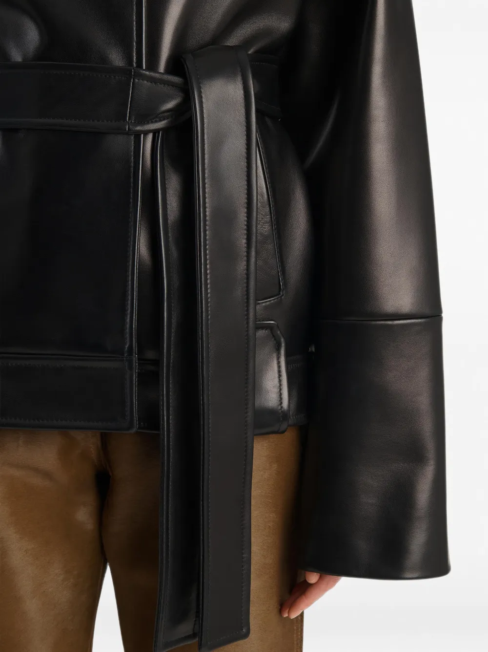 KHAITE Alder oversized jack met ceintuur Zwart