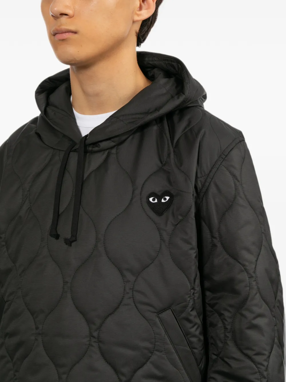 Comme Des Garçons Play Gewatteerde hoodie met zwart embleem