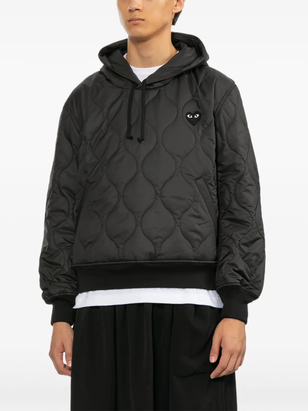Comme Des Garçons Play Gewatteerde hoodie met zwart embleem