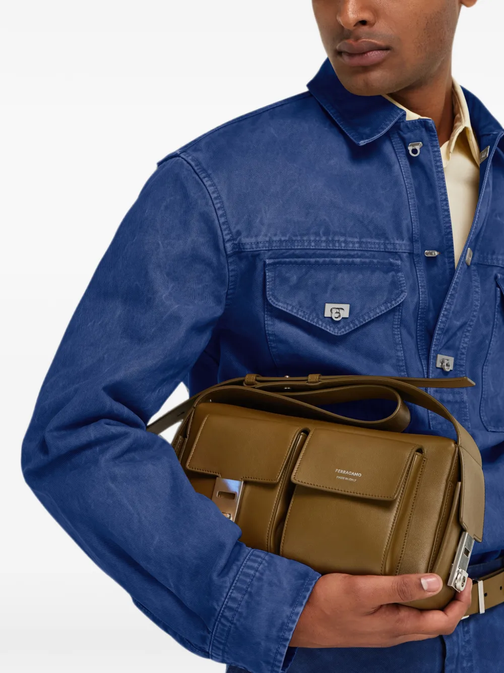 Ferragamo Medium Hug messengertas met gesp Bruin