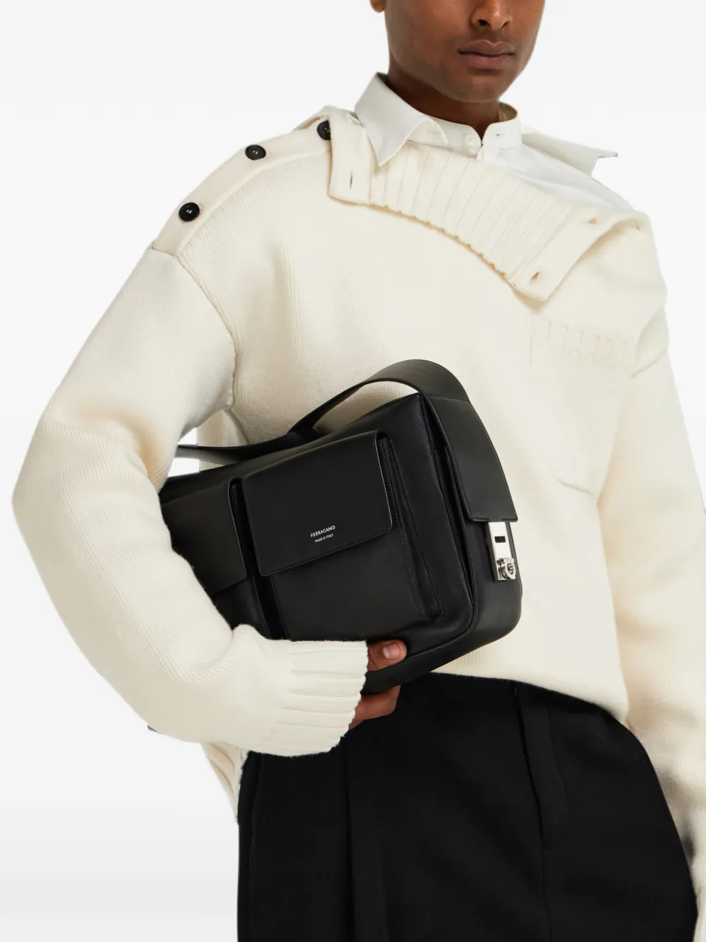 Ferragamo Grote messengertas met Hug-gesp Zwart
