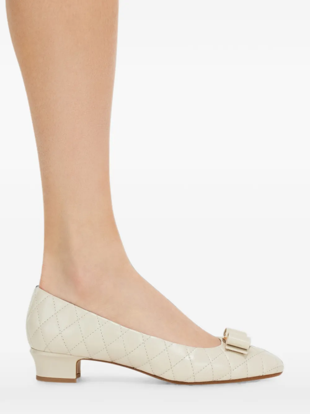 Ferragamo Vara gewatteerde pumps met strik Beige