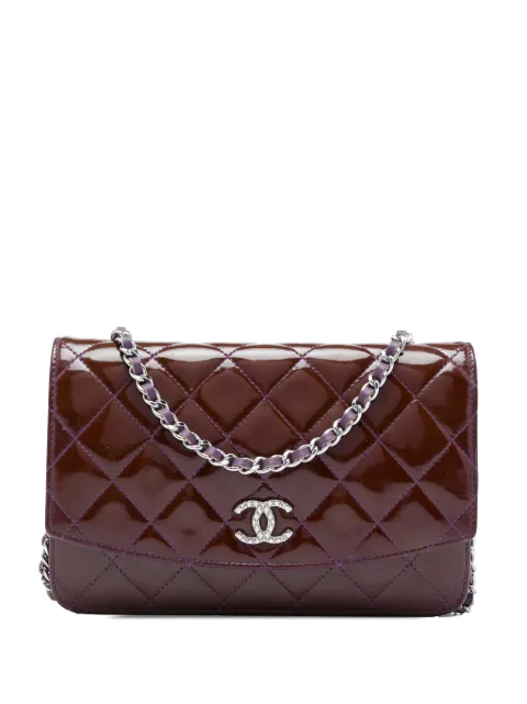 CHANEL Pre-Owned pochette portefeuille à bandoulière matelassée et vernie à logo CC et chaîne (2011)