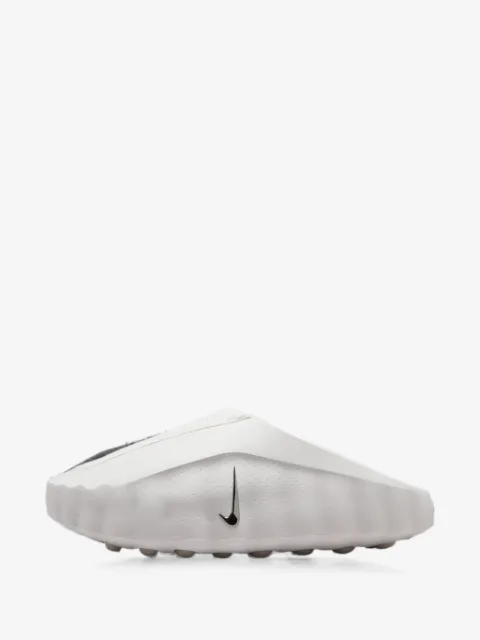 Nike mules Mind 001 con perforaciones