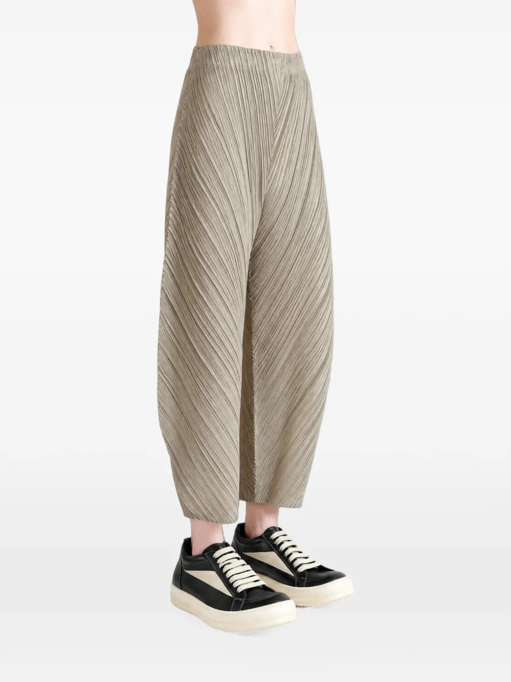 Pleats Please Issey Miyake Plooibroek met toelopende pijpen Beige