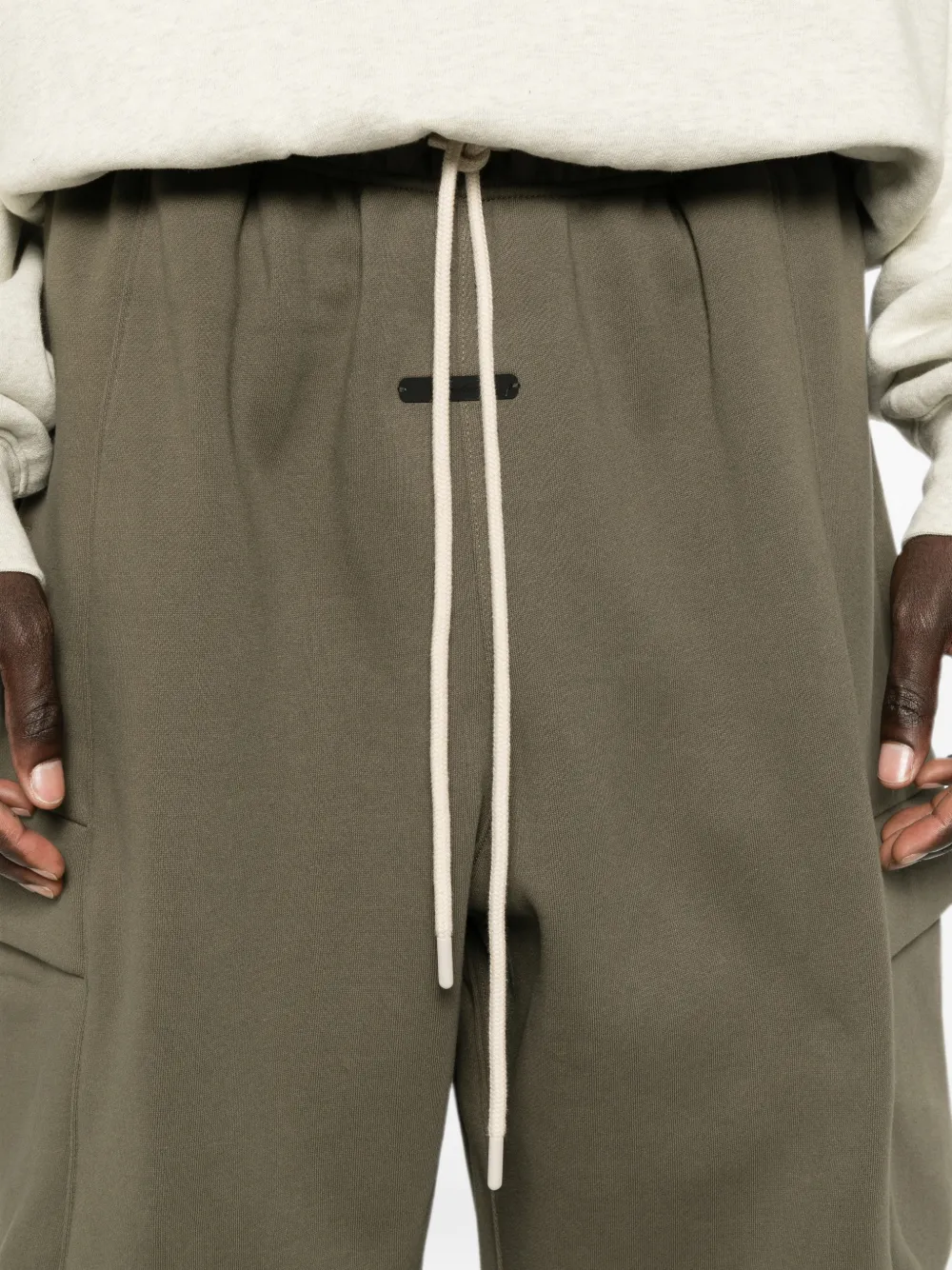 FEAR OF GOD ESSENTIALS fleece cargo basketball short Groen