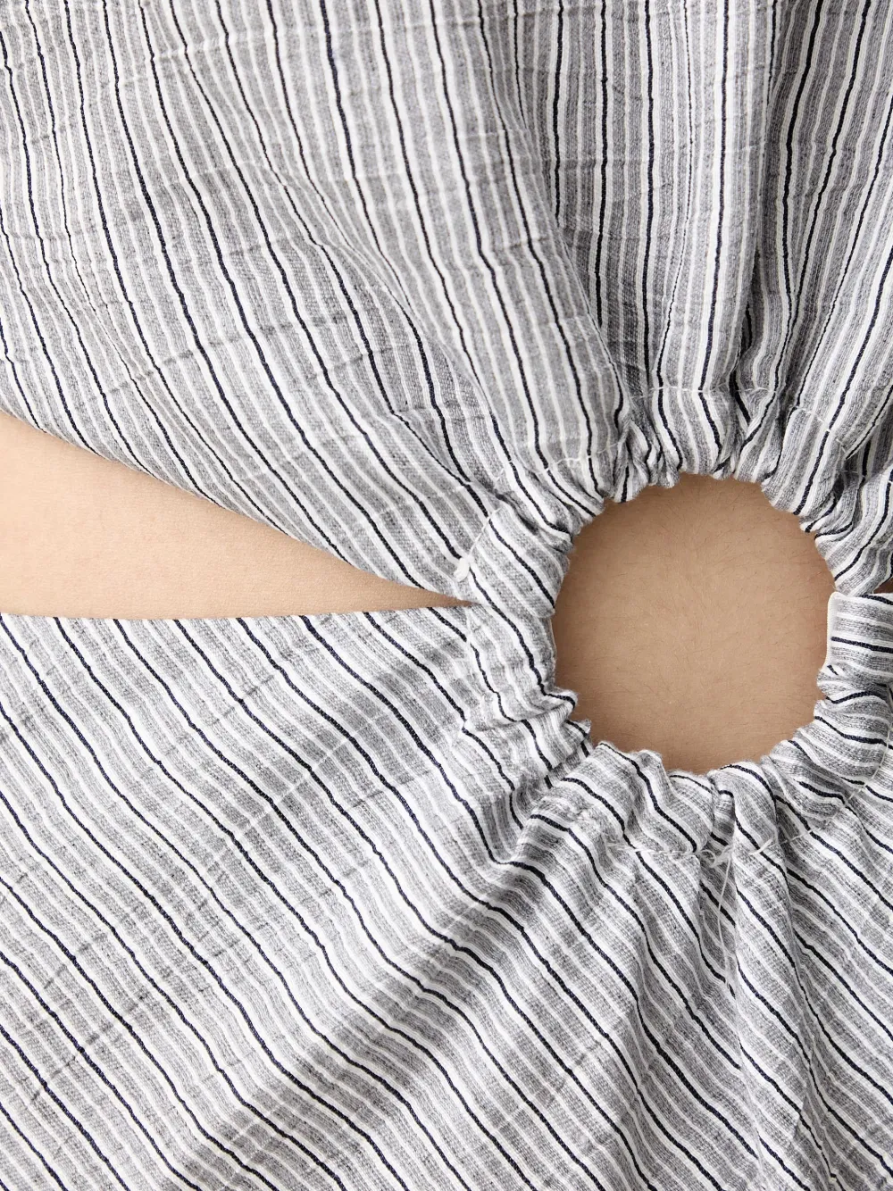 VICOLO Jurk met uitgesneden details en ringdetail Grijs