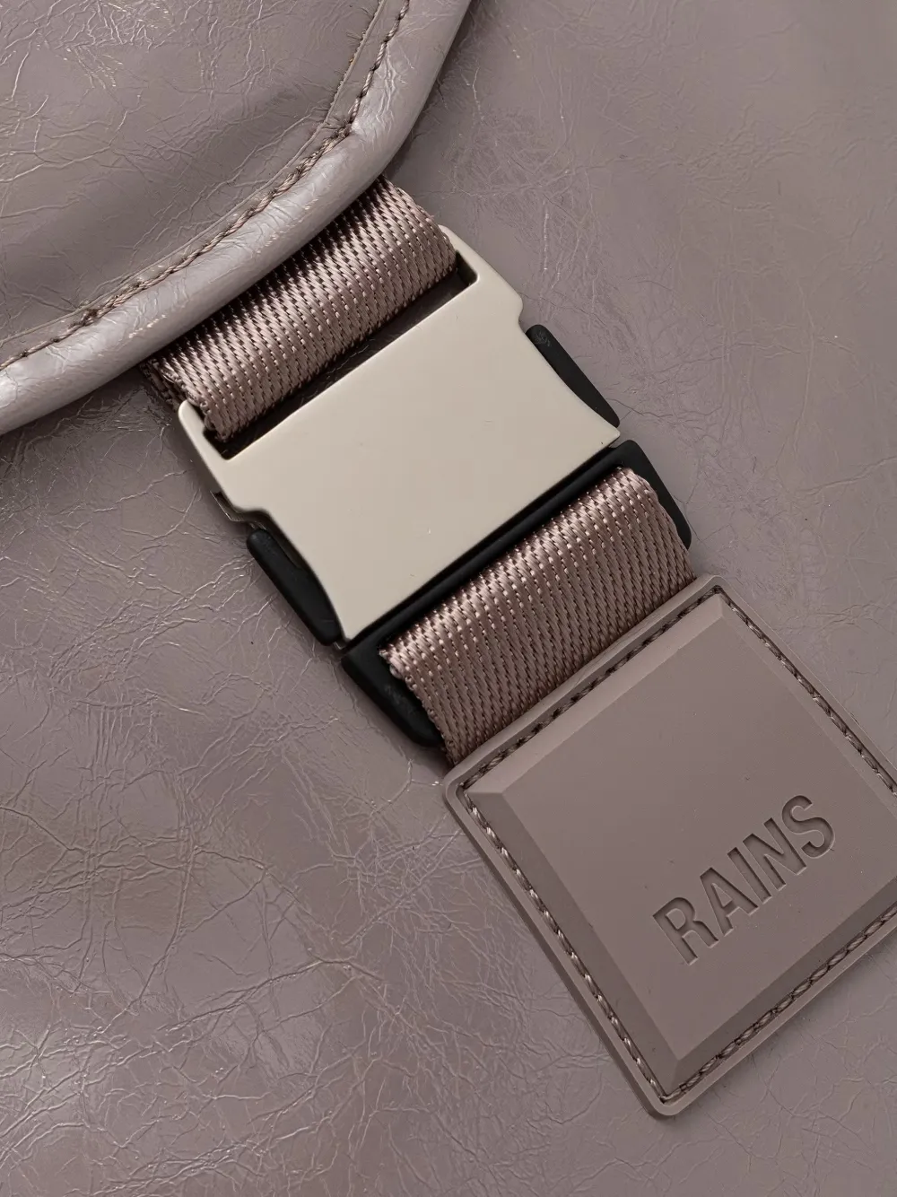 Rains Valera buckle-fastening logo-patch backpack Grijs