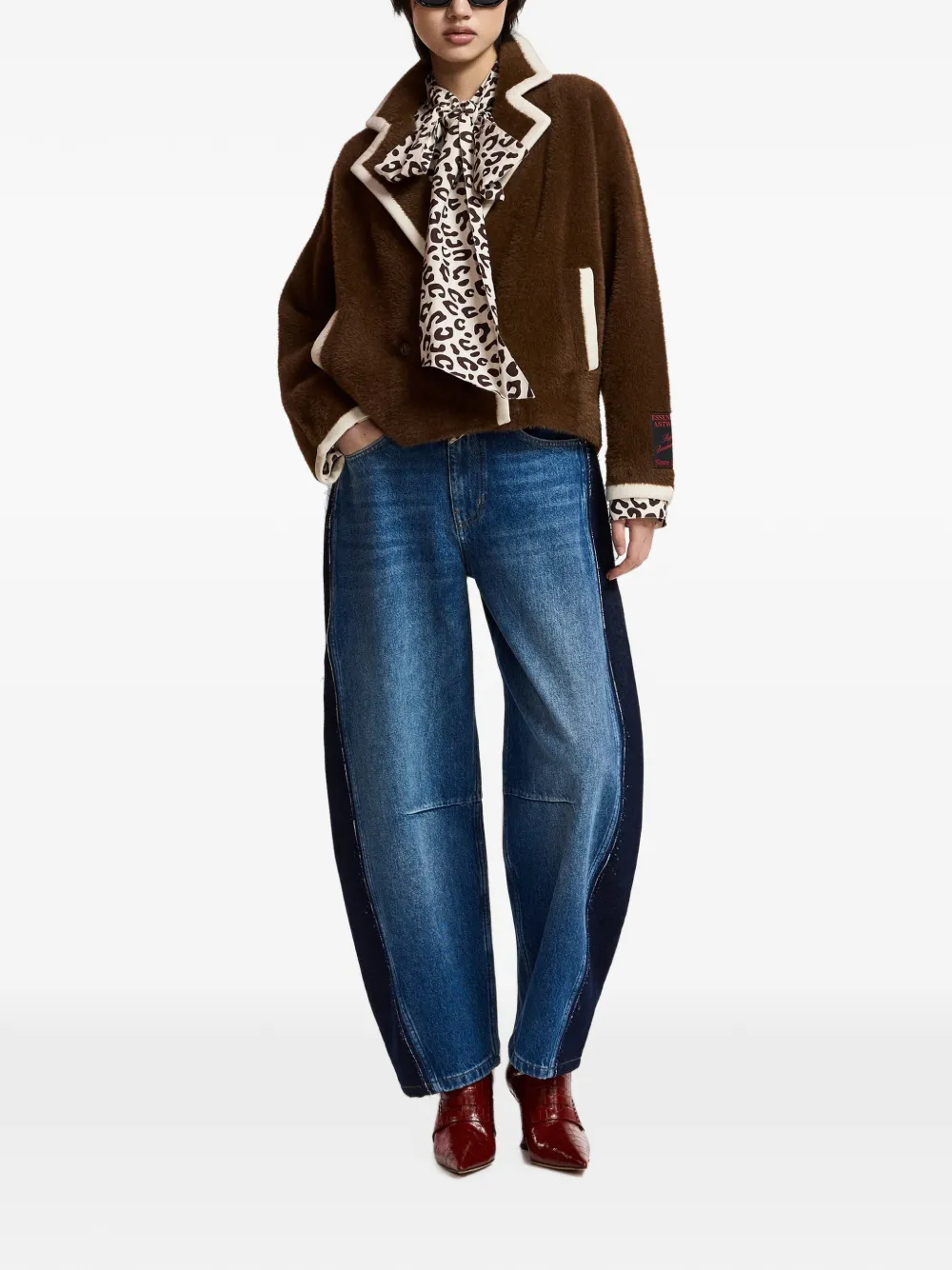 Essentiel Antwerp Vest met dubbele rij knopen en contrasterende afwerking Bruin