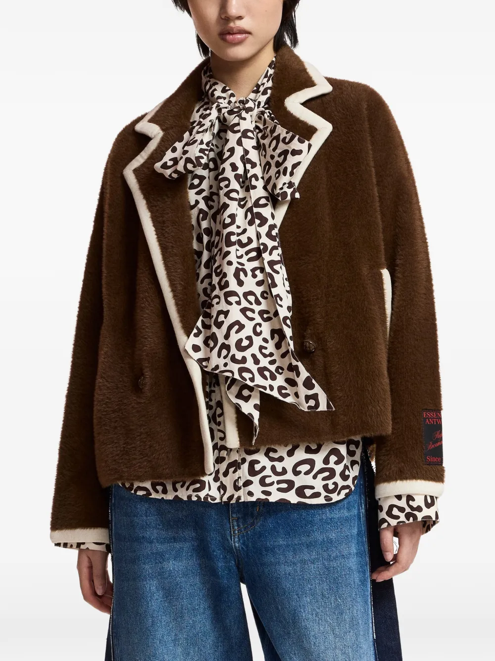 Essentiel Antwerp Vest met dubbele rij knopen en contrasterende afwerking Bruin
