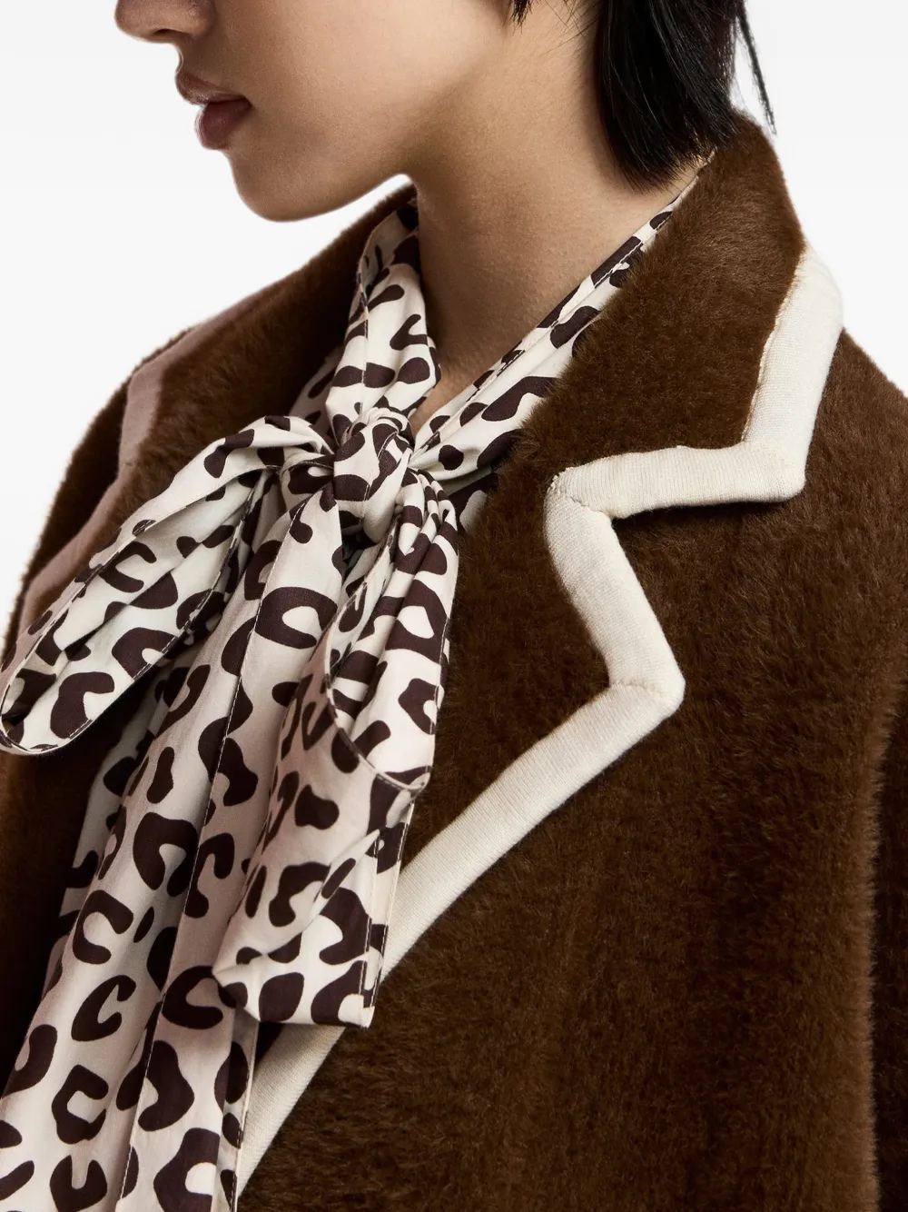 Essentiel Antwerp Vest met dubbele rij knopen en contrasterende afwerking Bruin