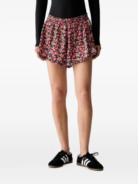adidas shorts con estampado floral y detalle de tres rayas