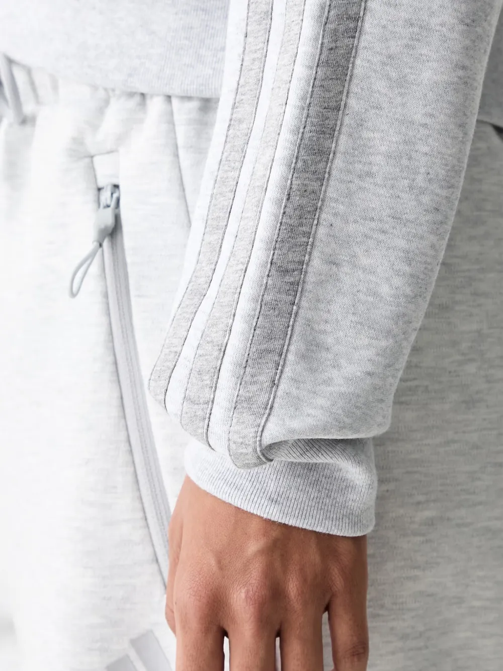 adidas logo-embroidered zip-up hoodie Grijs