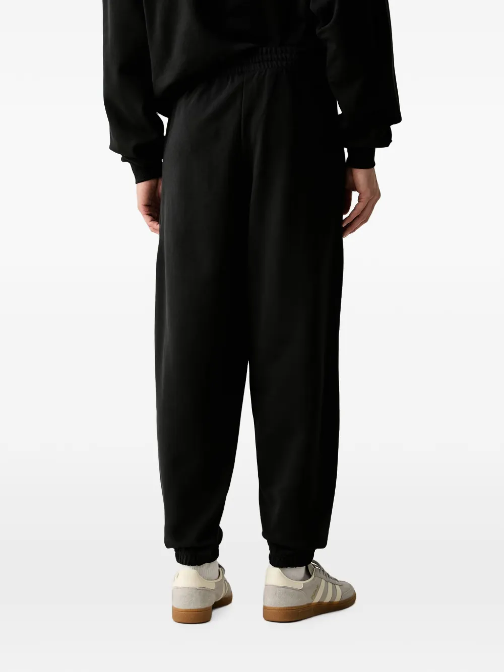 adidas small-logo regular cuffed joggers Zwart