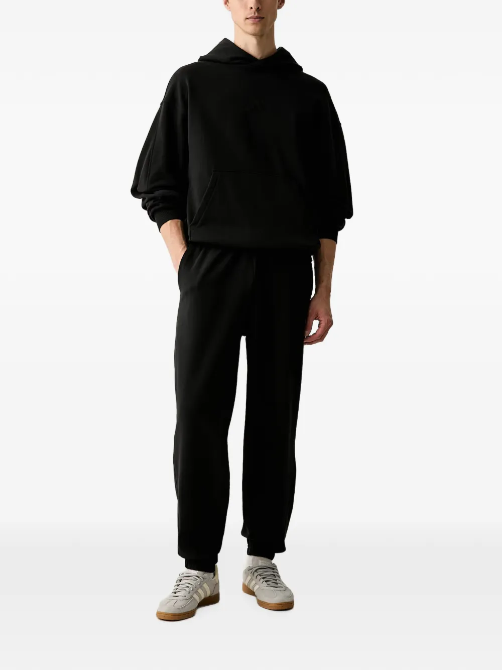 adidas small-logo regular cuffed joggers Zwart