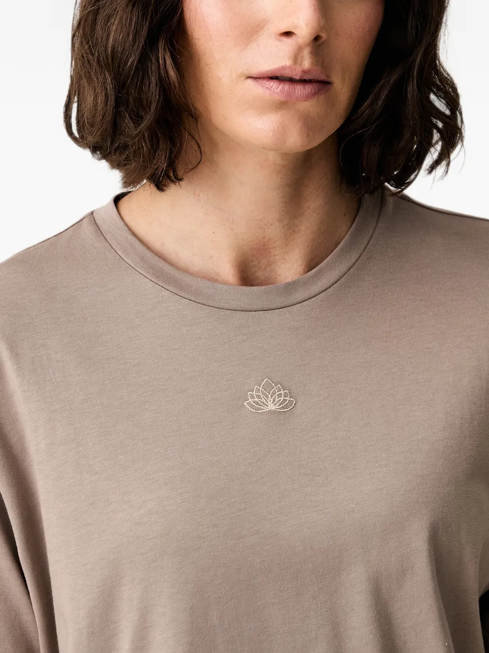 Ea7 Emporio Armani T-shirt met korte mouwen en geborduurde lotus Beige