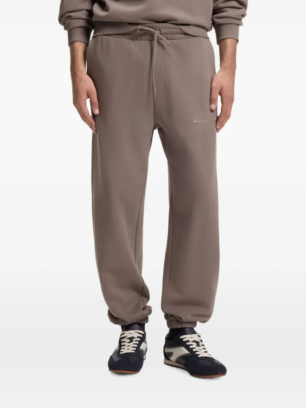 HUGO Ruimvallende katoenen broek met streetwear-logo Bruin