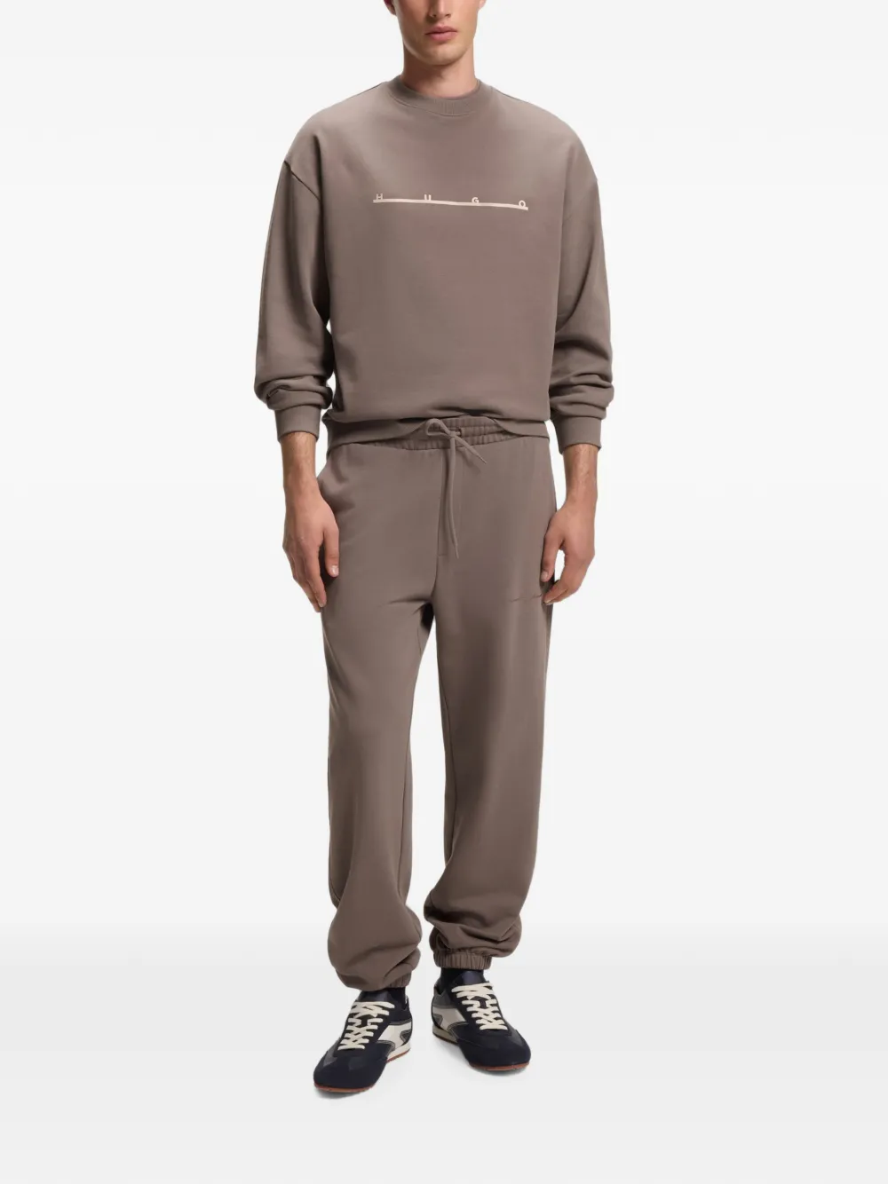 HUGO Ruimvallende katoenen broek met streetwear-logo Bruin