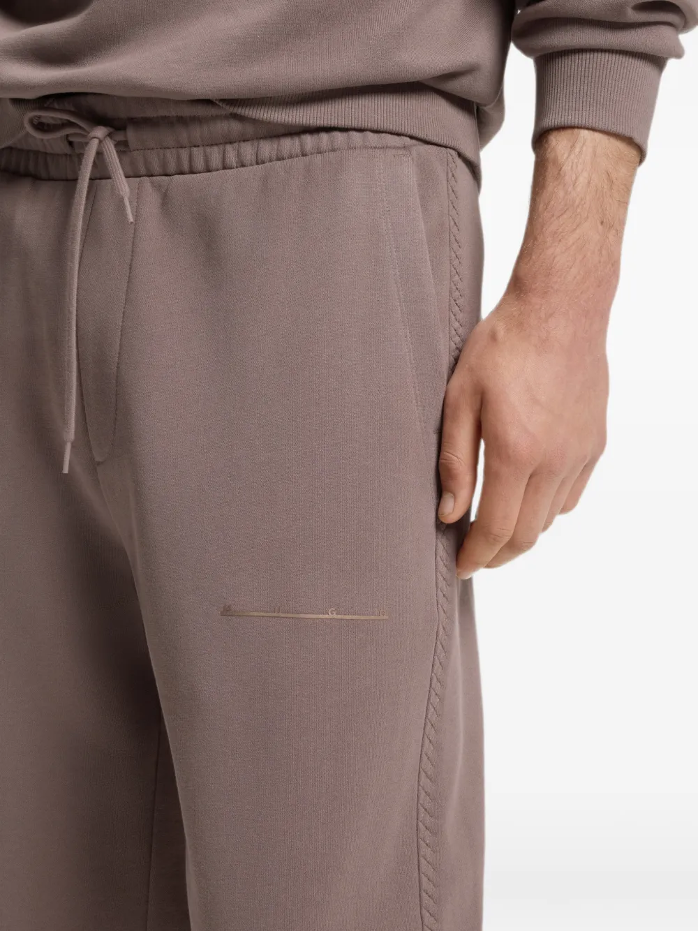HUGO Ruimvallende katoenen broek met streetwear-logo Bruin