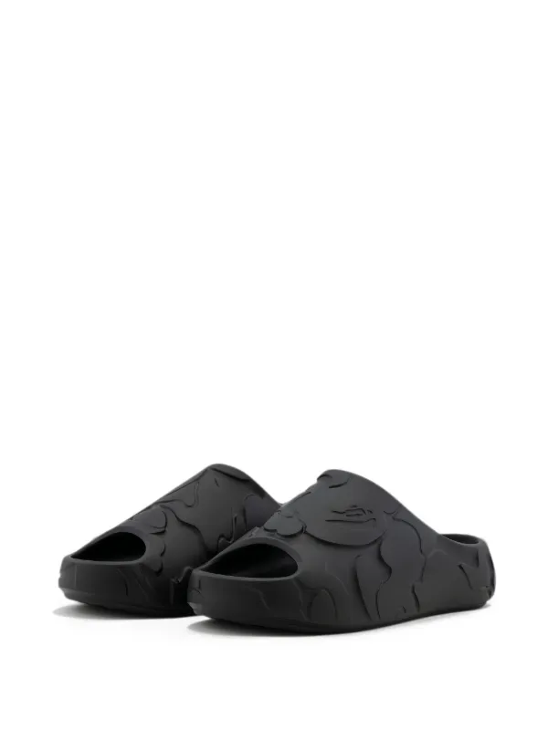 A BATHING APE® Camo Embossed Slides | Black | FARFETCH