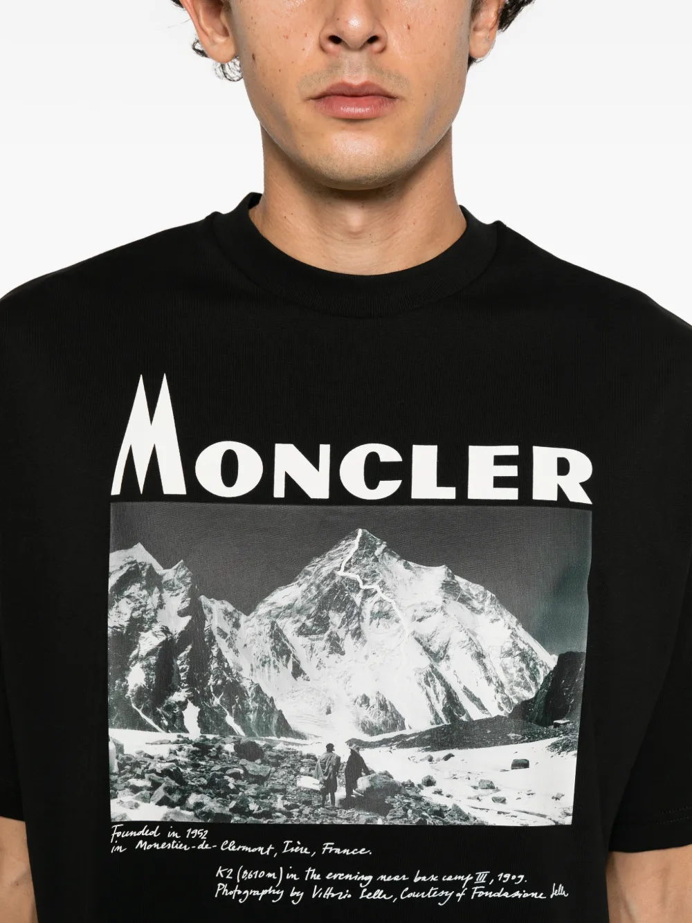 Moncler Re-Icon mountain-print logo-patch T-shirt Zwart