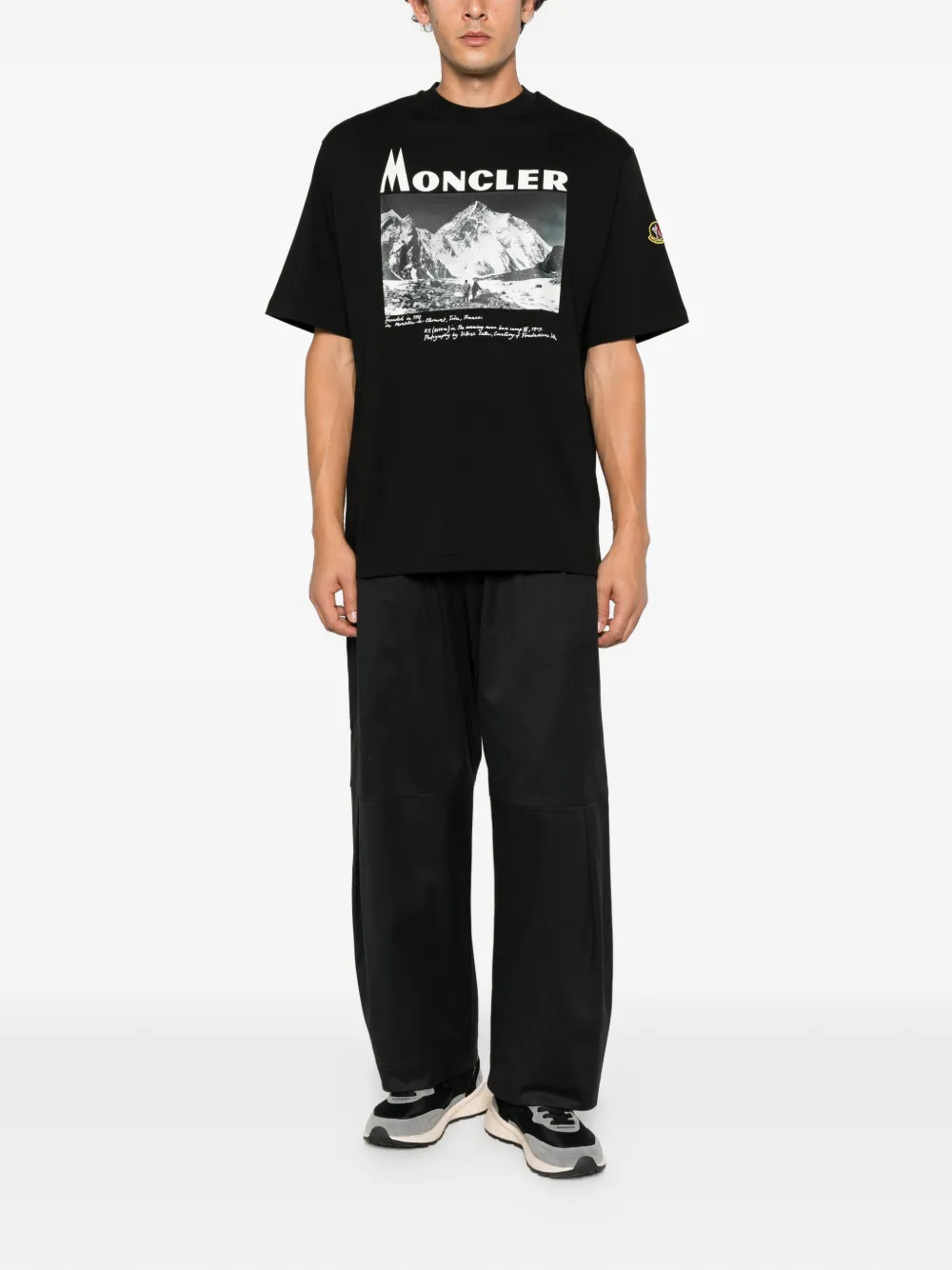 Moncler Re-Icon mountain-print logo-patch T-shirt Zwart