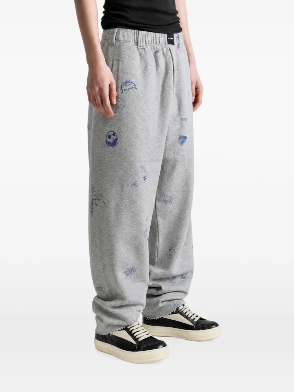 VETEMENTS Trainingsbroek met gerafelde afwerking en Scribble-print Grijs