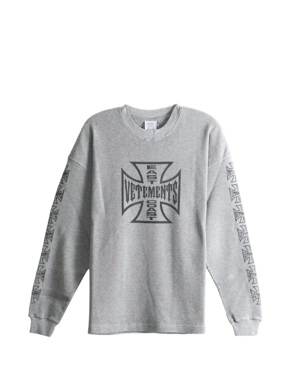 VETEMENTS 빅 바이커 크로스 그래픽 프린트 와플 니트 티셔츠 | 그레이 | Image 1