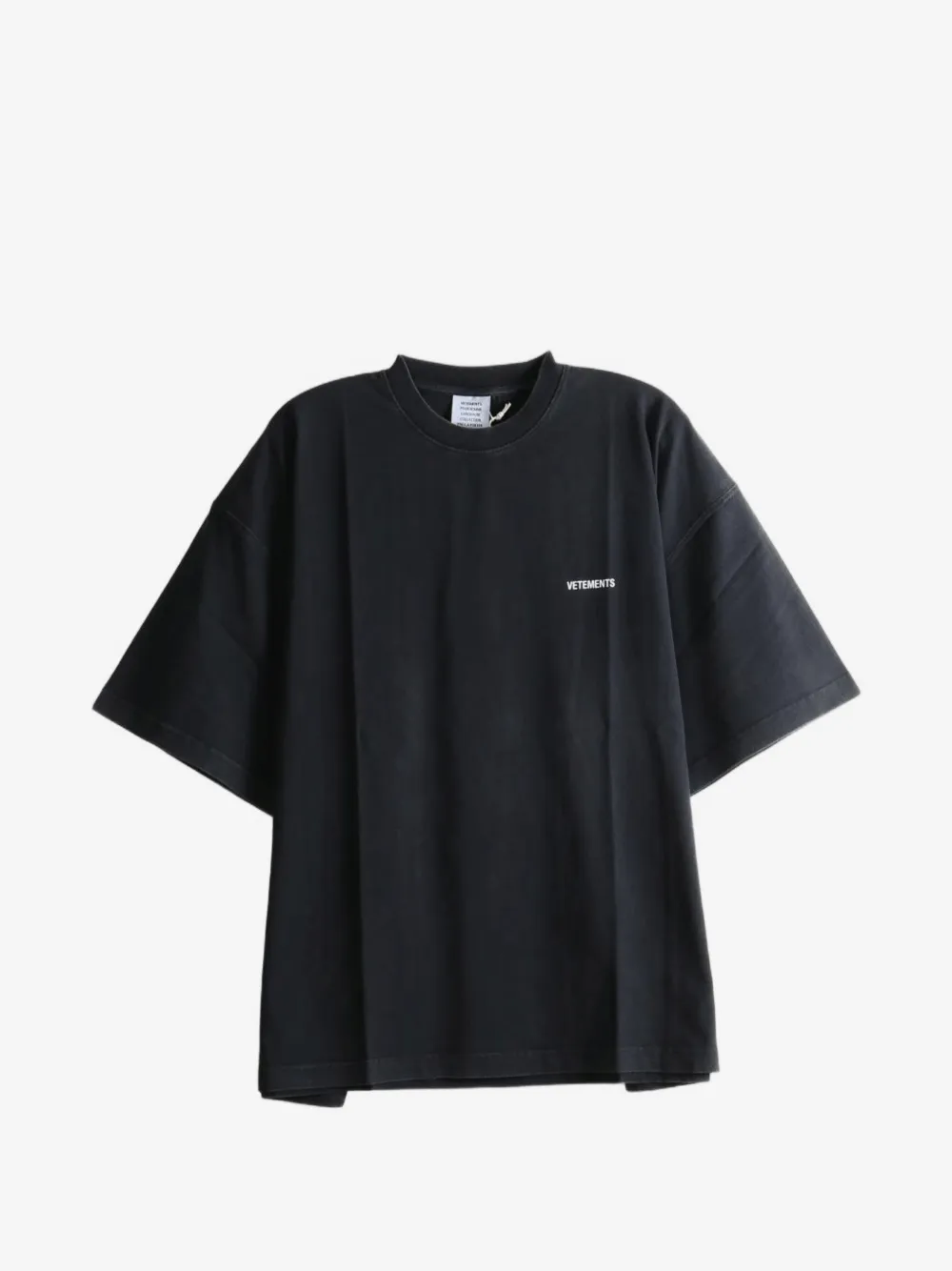 VETEMENTS 로고 프린트 오버사이즈 티셔츠 | 블랙 | Image 1