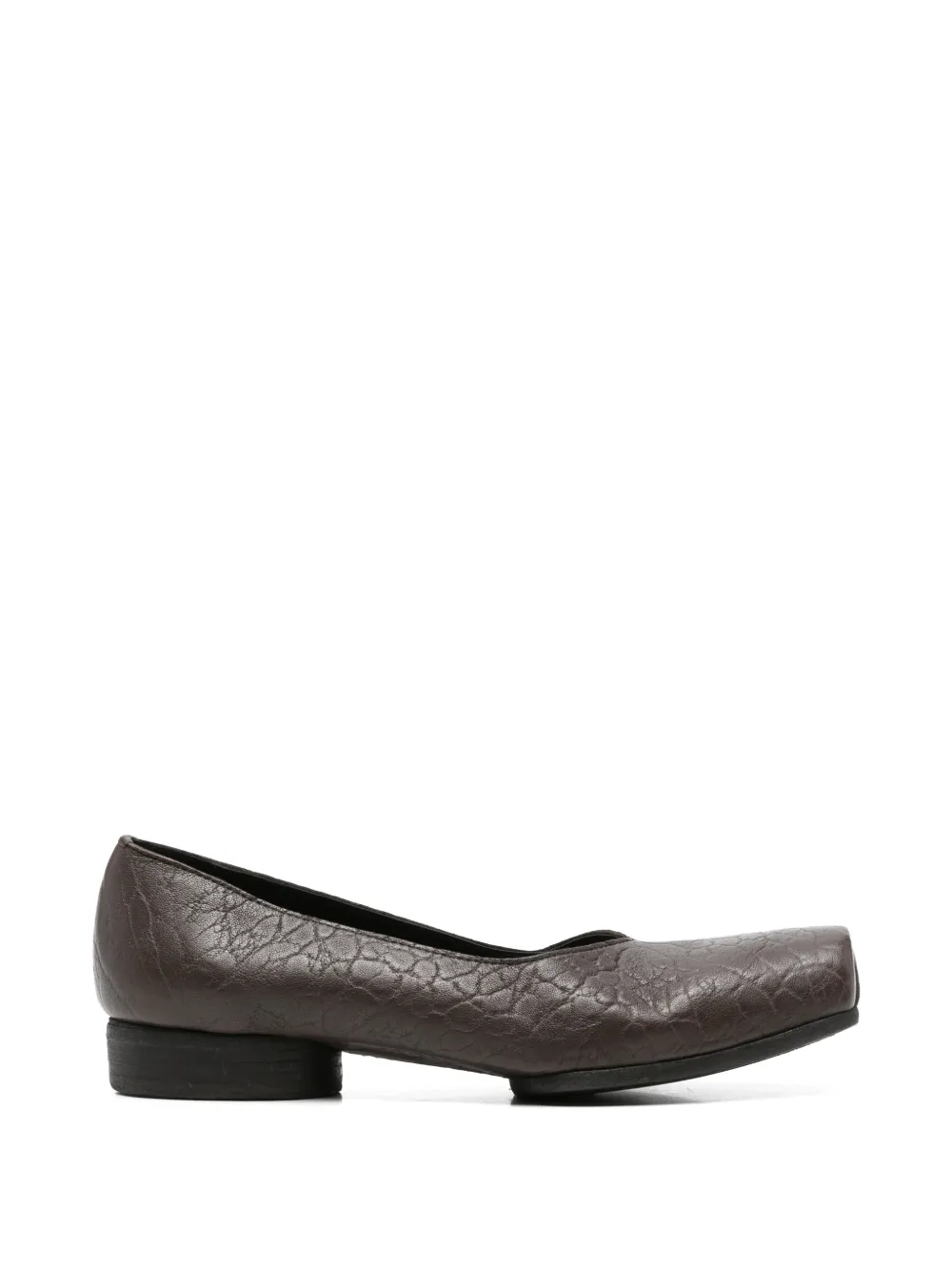 Uma Wang Platte pumps met elastisch bandje en gekreukt effekt Bruin
