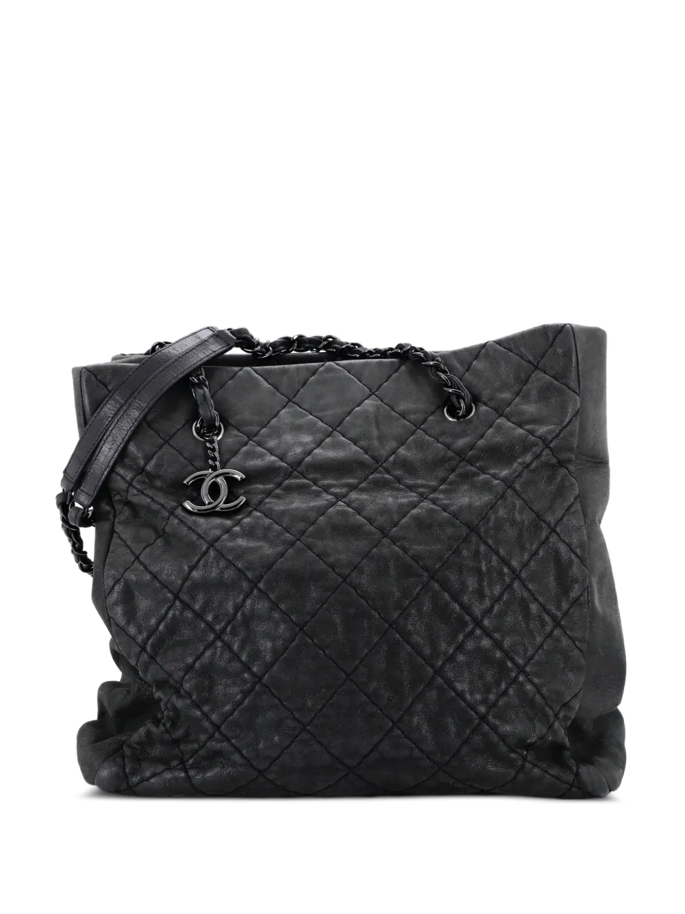 CHANEL Pre-Owned Borsa tote Tall in pelle di vitello iridescente trapuntata con ciondolo CC - Nero
