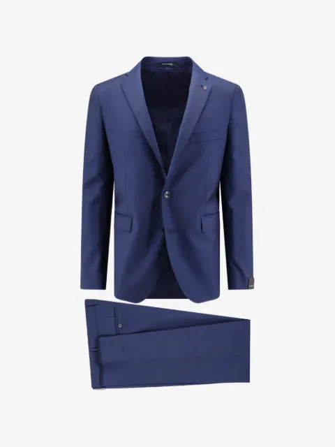 Tagliatore traje con detalle de broche