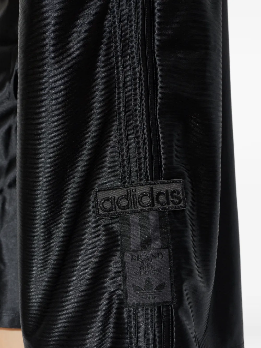 adidas logo-patch satin-finish shorts Zwart