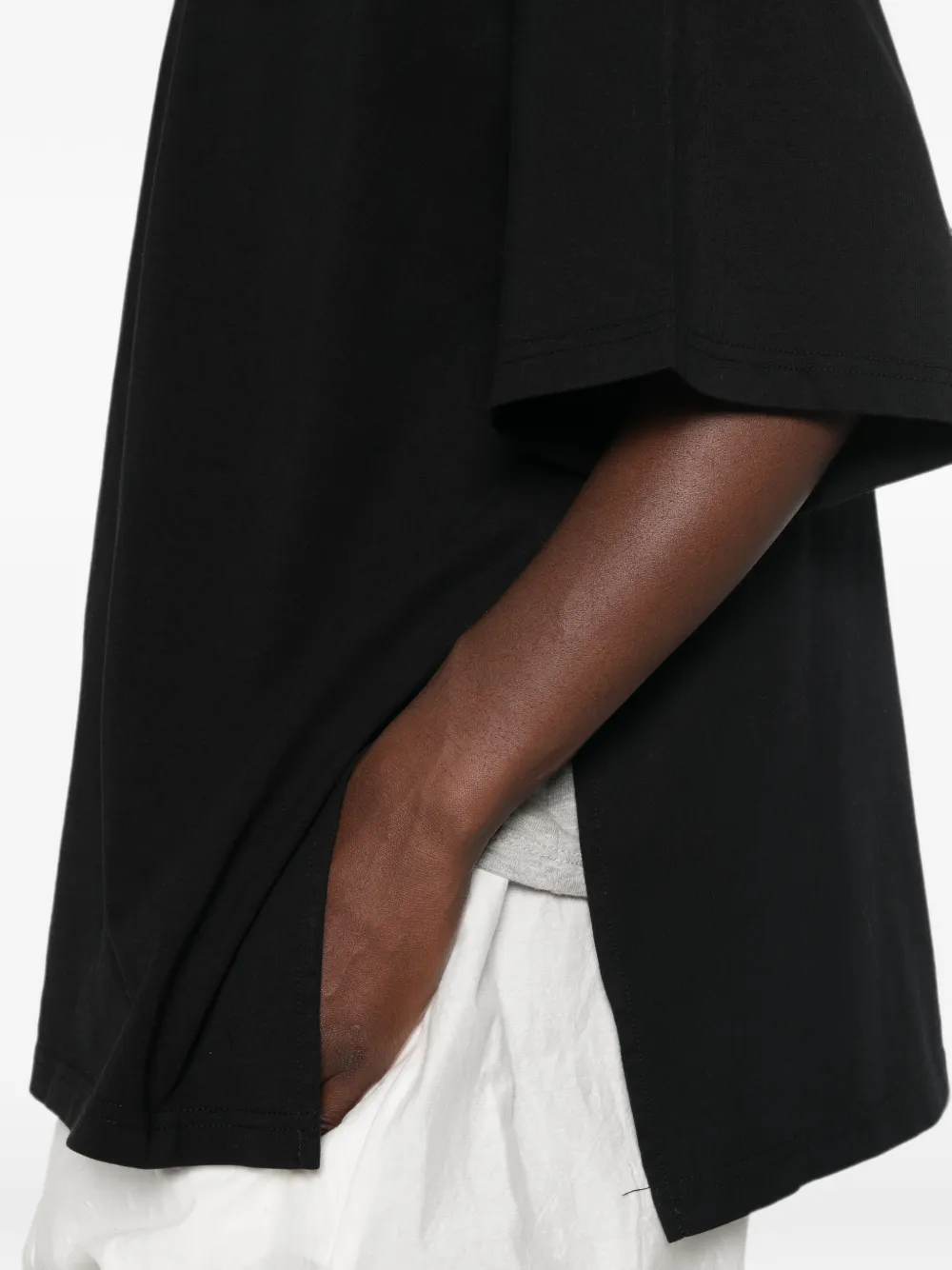 The Frankie Shop Anira padded-shoulder side-slit T-shirt Zwart