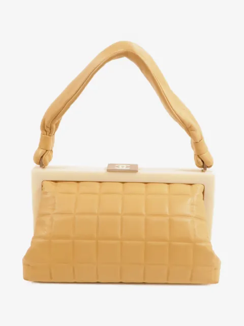 CHANEL Pre-Owned bolsa de mano capitonada con logo CC