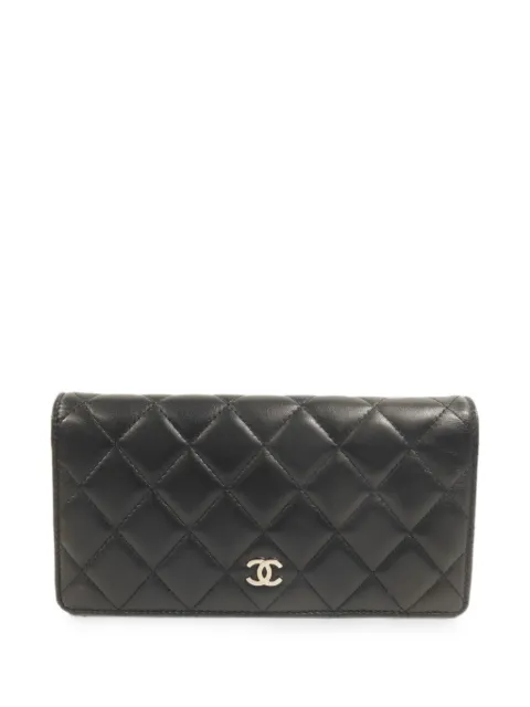 CHANEL Pre-Owned cartera larga acolchada con logo CC