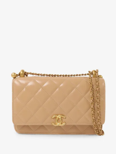 CHANEL Pre-Owned bolsa de hombro con cierre giratorio y logo CC capitonado