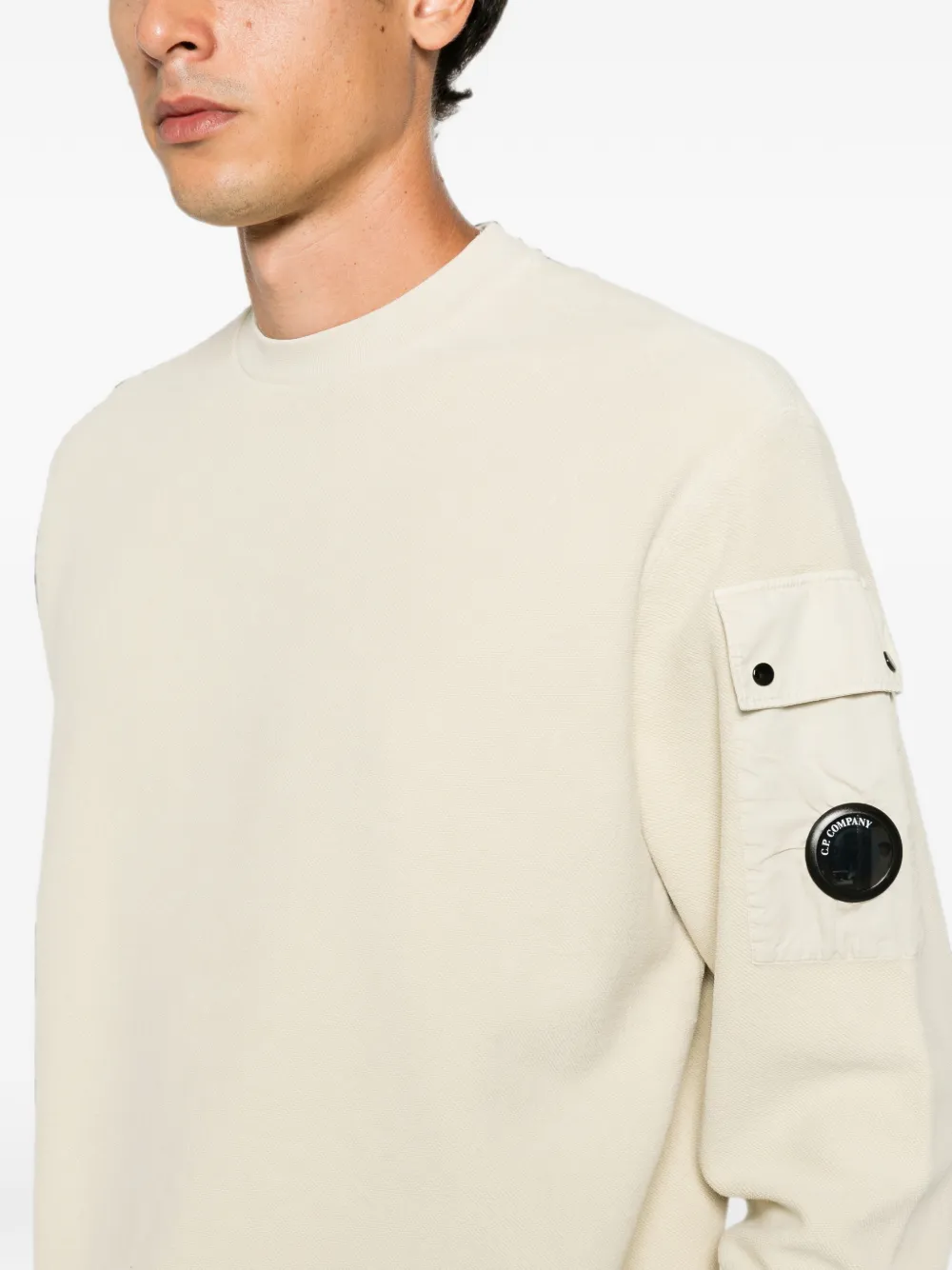 C.P. Company Sweater met Lens-detail en zak op de mouw Beige
