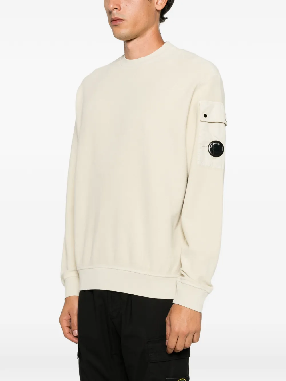 C.P. Company Sweater met Lens-detail en zak op de mouw Beige