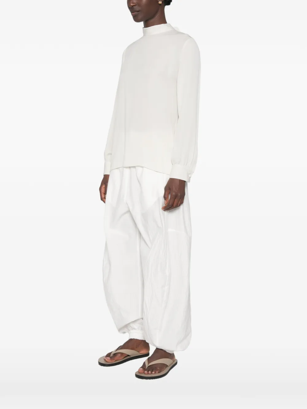 Giorgio Armani Zijden blouse met gestrikte achterkant en hoge hals Beige