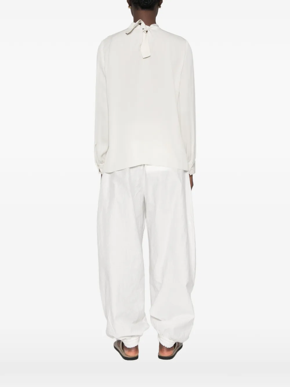 Giorgio Armani Zijden blouse met gestrikte achterkant en hoge hals Beige