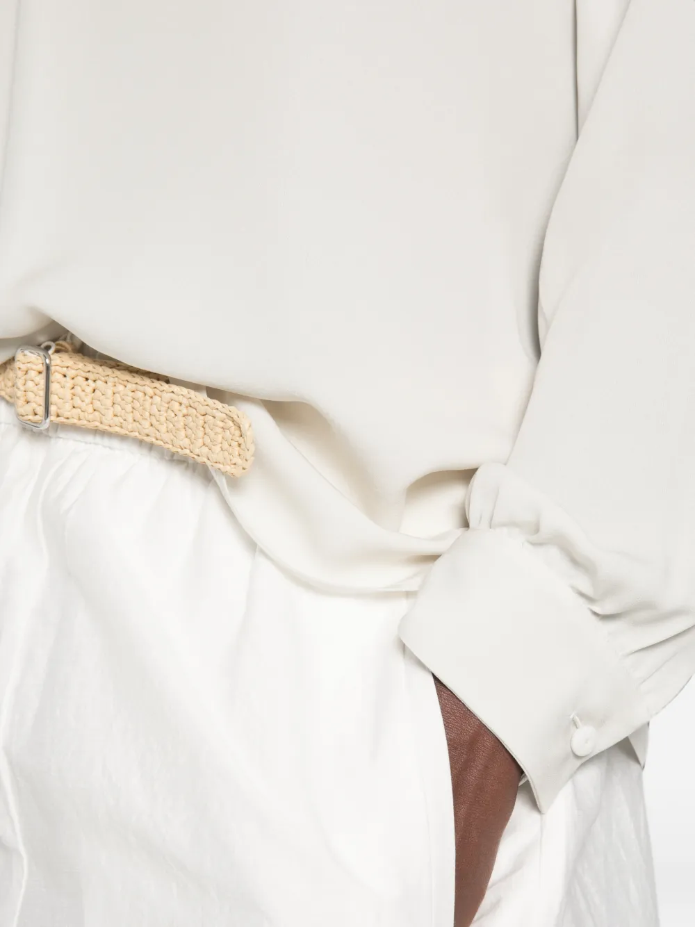 Giorgio Armani Zijden blouse met gestrikte achterkant en hoge hals Beige